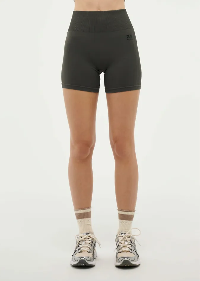 ActivewearShorts RESTORE SEAMLESS 58243 BIKE SHORT IN GUNMETAL 8211 PE Nation Women