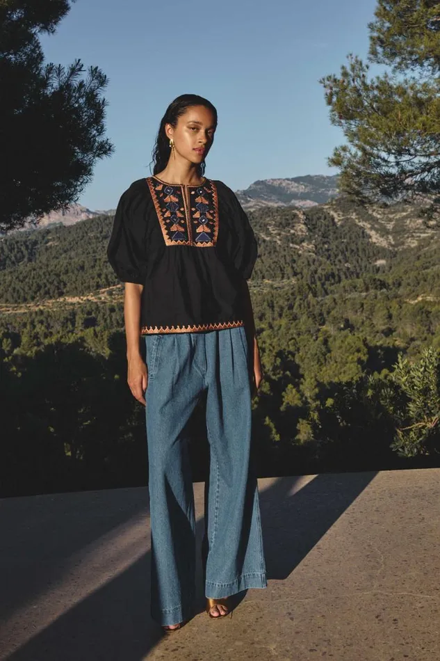 ByBar Blouses Vrouwelijk Gabie Embroidery Blouse Jet Black
