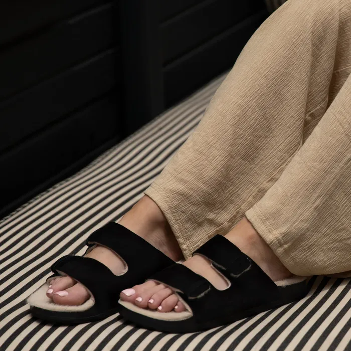 Reef Ojai Two Bar Cozy Raven Women Slides Reef Ojai Two Bar Cozy Raven Women Slides
