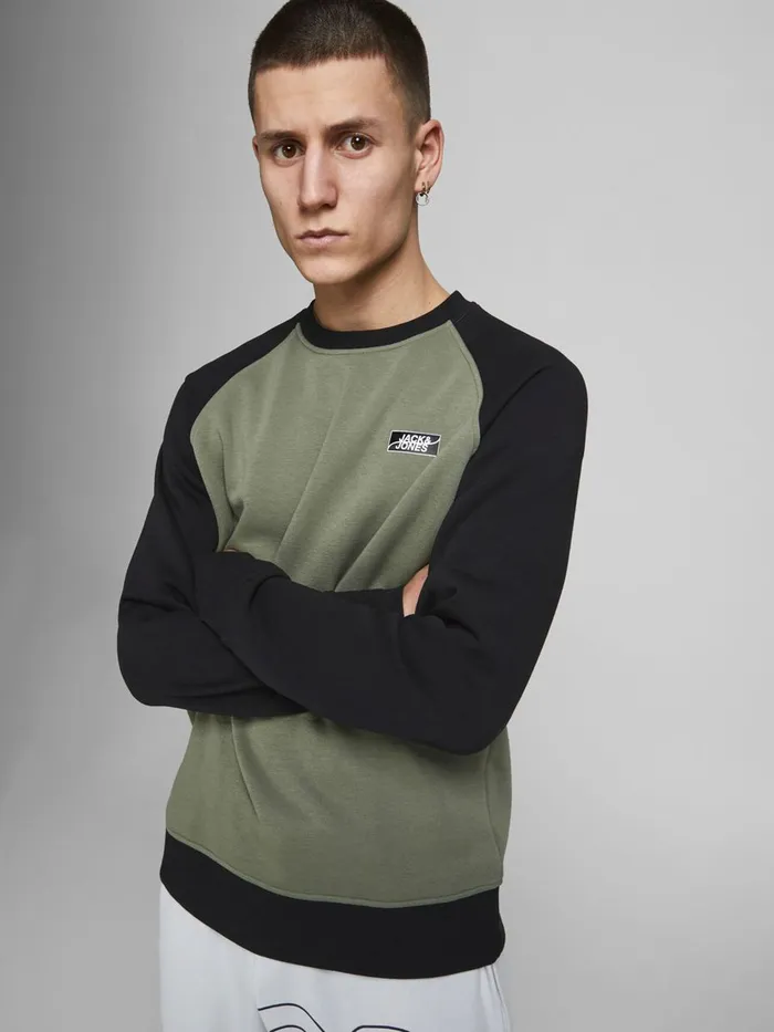 Sweatshirts JACK and JONES Mens COLOUR BLOCK RAGLAN SWEATSHIRT Green Oil Green Casaul