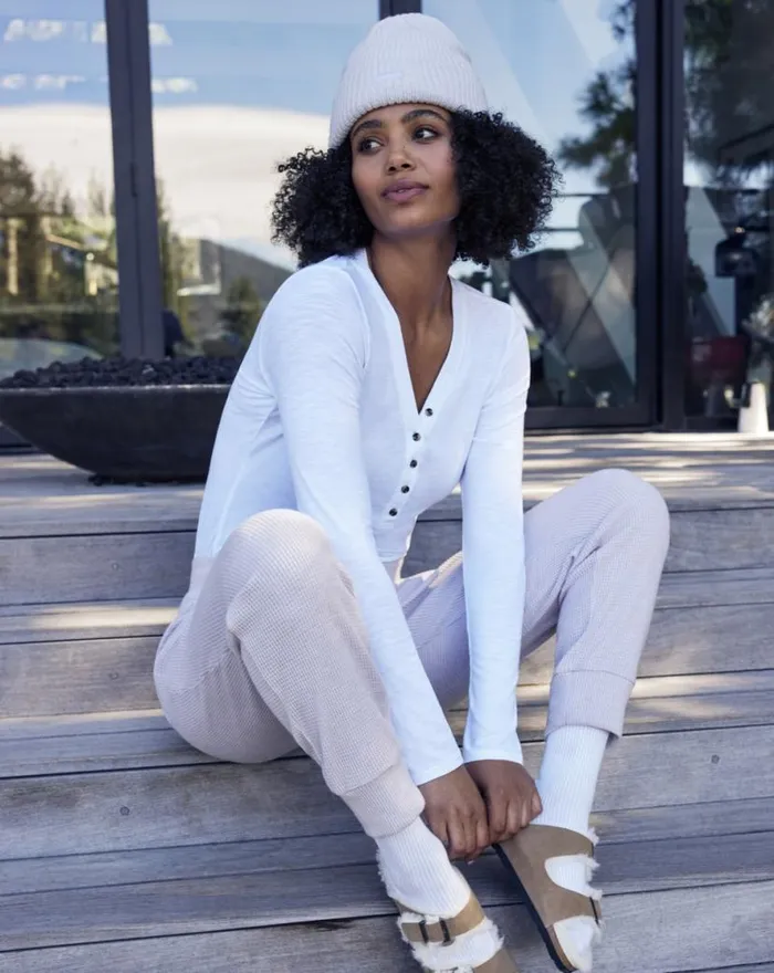 TravisMathew CLOUD JERSEY HENLEY White Women Tees