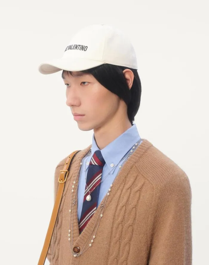 Valentino Hats And Gloves Man Chez Valentino Cotton Baseball Cap With Embroidery For Man In Ivoryblack Ivoryblack Valentino Hats And Gloves Man Chez Valentino Cotton Baseball Cap With Embroidery For Man In Ivoryblack Ivoryblack