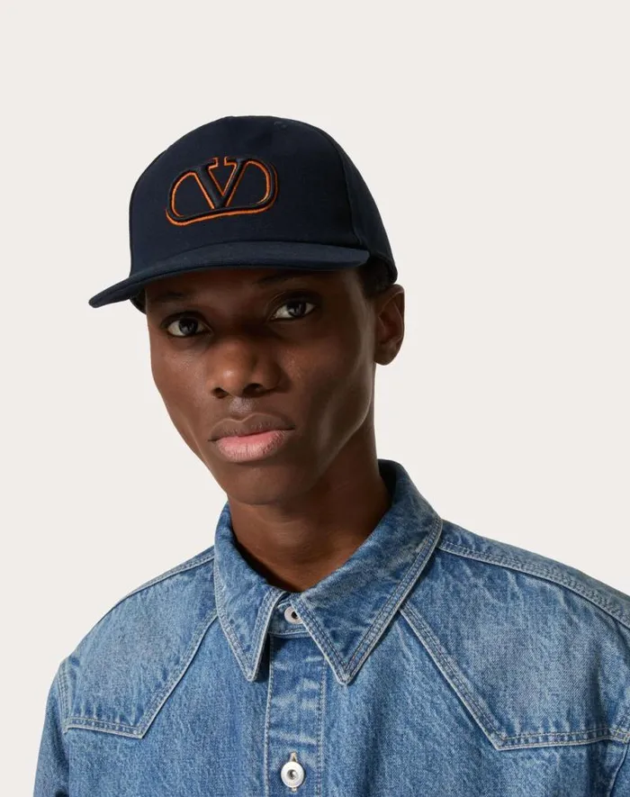 Valentino Hats And Gloves Man Vlogo Signature Cotton Baseball Cap With Vlogo Embroidery For Man In Black Black Valentino Hats And Gloves Man Vlogo Signature Cotton Baseball Cap With Vlogo Embroidery For Man In Black Black