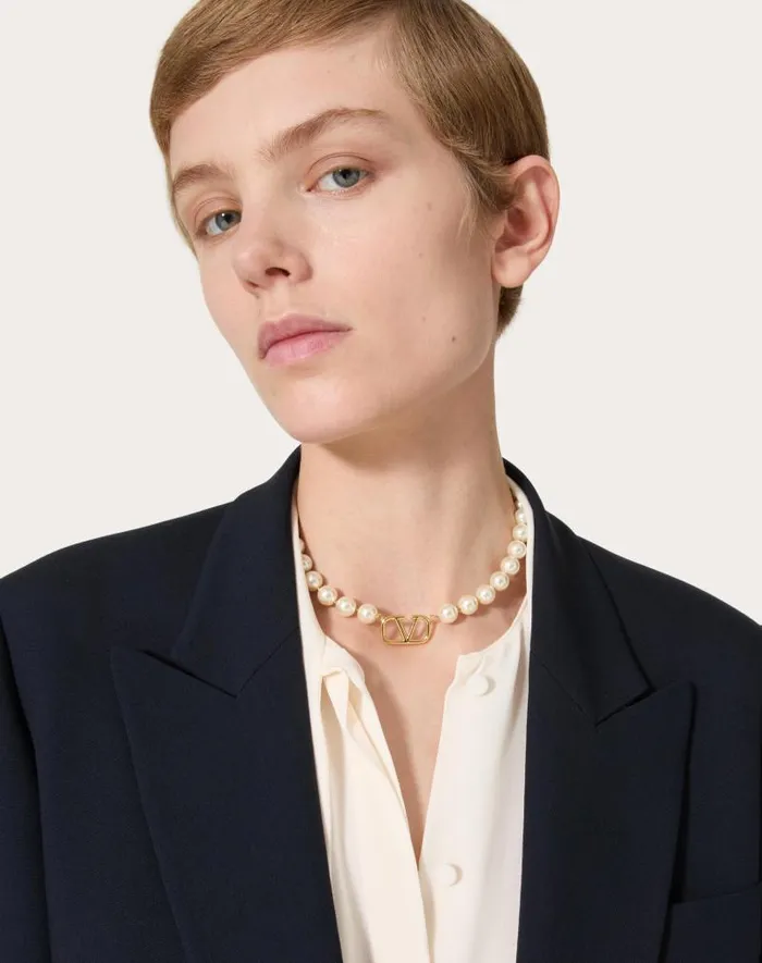 Valentino Jewelry Woman Vlogo Signature Metal Necklace With Swarovski Pearls For Woman In Gold Gold Valentino Jewelry Woman Vlogo Signature Metal Necklace With Swarovski Pearls For Woman In Gold Gold
