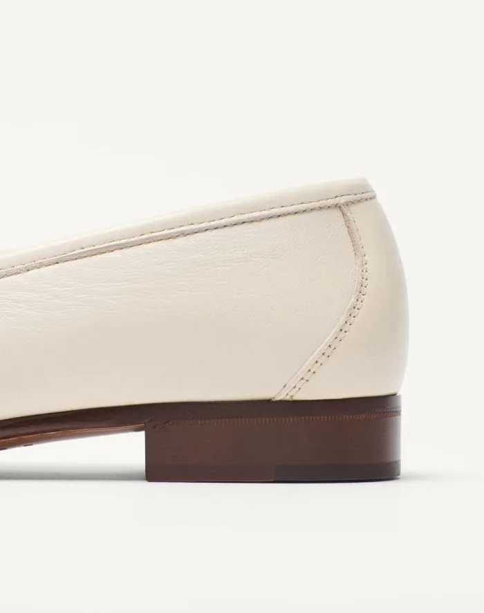 Valentino Laceups And Loafers Man Vlogo Signature Kidskin Moccasin For Man In Ivory Ivory Valentino Laceups And Loafers Man Vlogo Signature Kidskin Moccasin For Man In Ivory Ivory