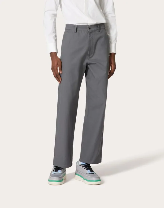 Valentino Pants And Shorts Man Stretch Cotton Canvas Cargo Pants With Metallic V Detail For Man In Light Grey Light Grey Valentino Pants And Shorts Man Stretch Cotton Canvas Cargo Pants With Metallic V Detail For Man In Light Grey Light Grey