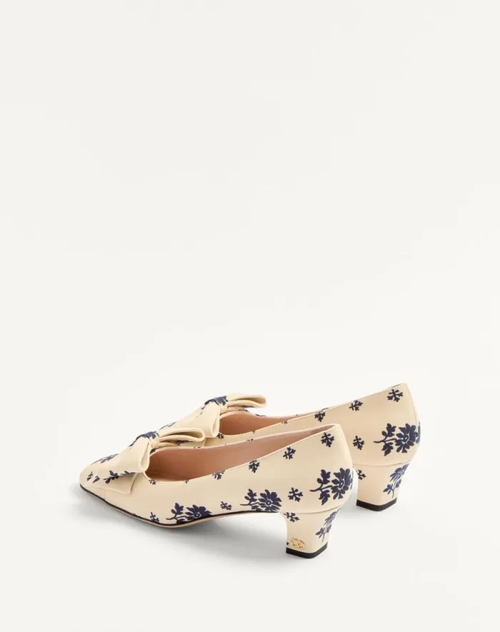 Valentino Pumps Woman Bowow Dcollet In Papier Floral Fabric 45mm For Woman In Ivoryblue Ivoryblue Valentino Pumps Woman Bowow Dcollet In Papier Floral Fabric 45mm For Woman In Ivoryblue Ivoryblue