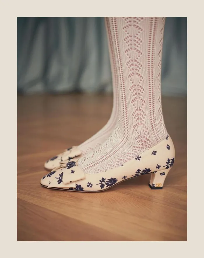Valentino Pumps Woman Bowow Dcollet In Papier Floral Fabric 45mm For Woman In Ivoryblue Ivoryblue Valentino Pumps Woman Bowow Dcollet In Papier Floral Fabric 45mm For Woman In Ivoryblue Ivoryblue