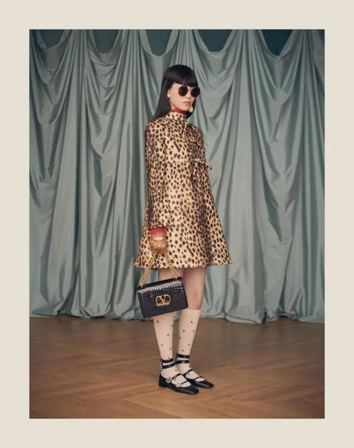 Valentino Shoulder Bags Woman Valentino Garavani Vain Shoulder Bag In Shiny Calfskin For Woman In Brown Brown Valentino Shoulder Bags Woman Valentino Garavani Vain Shoulder Bag In Shiny Calfskin For Woman In Brown Brown