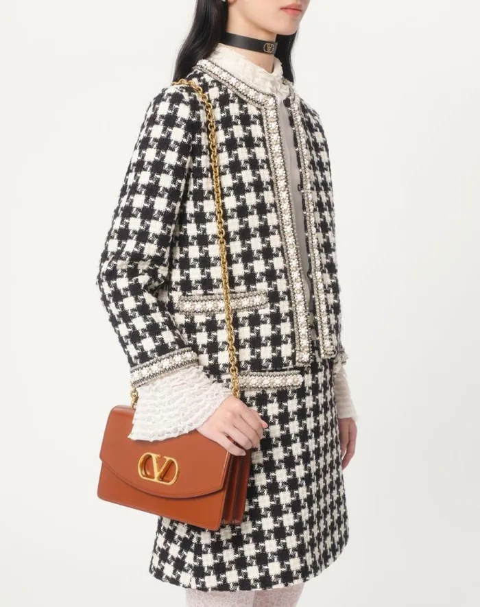 Valentino Shoulder Bags Woman Valentino Garavani Vain Shoulder Bag In Shiny Calfskin For Woman In Ivory Ivory Valentino Shoulder Bags Woman Valentino Garavani Vain Shoulder Bag In Shiny Calfskin For Woman In Ivory Ivory