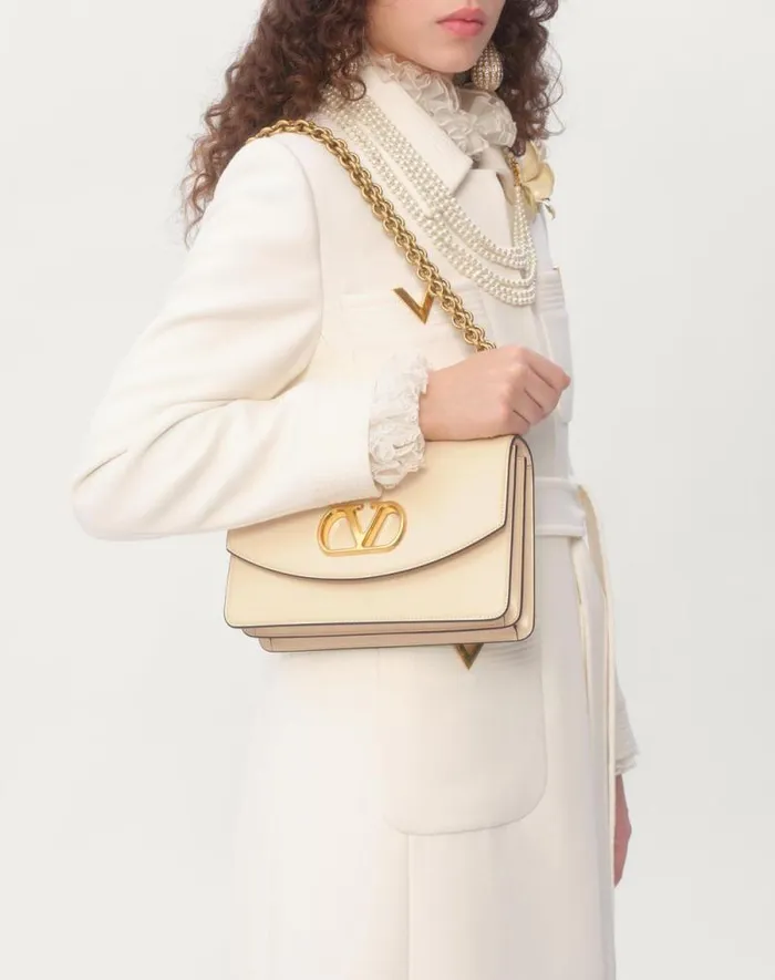 Valentino Shoulder Bags Woman Valentino Garavani Vain Shoulder Bag In Shiny Calfskin For Woman In Ivory Ivory Valentino Shoulder Bags Woman Valentino Garavani Vain Shoulder Bag In Shiny Calfskin For Woman In Ivory Ivory