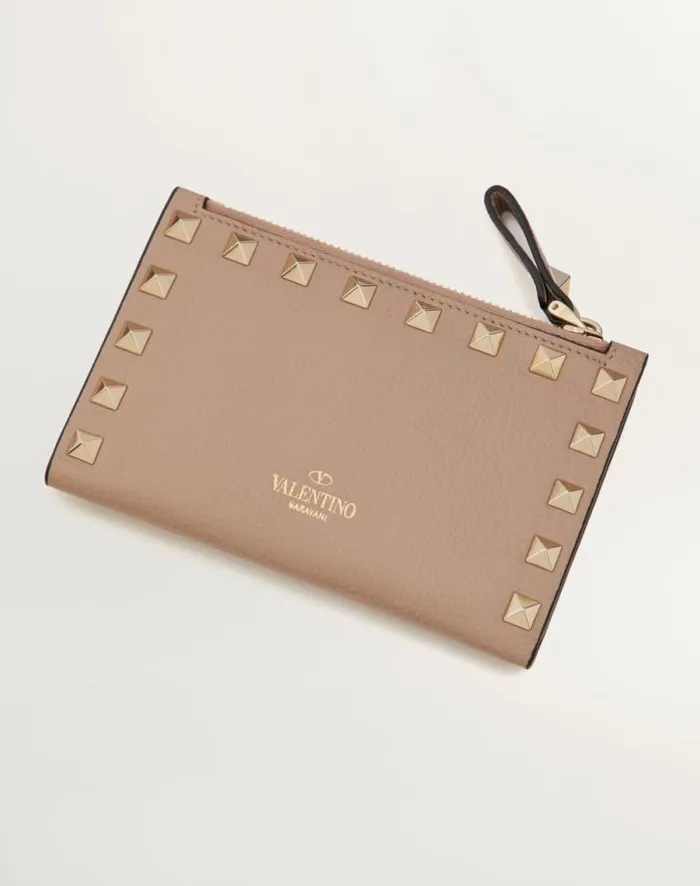 Valentino Wallets And Small Leather Goods Woman Rockstud Grainy Calfskin Cardholder With Zipper For Woman In Poudre Poudre Valentino Wallets And Small Leather Goods Woman Rockstud Grainy Calfskin Cardholder With Zipper For Woman In Poudre Poudre