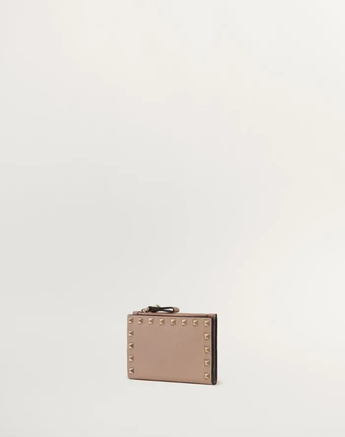 Valentino Wallets And Small Leather Goods Woman Rockstud Grainy Calfskin Cardholder With Zipper For Woman In Poudre Poudre Valentino Wallets And Small Leather Goods Woman Rockstud Grainy Calfskin Cardholder With Zipper For Woman In Poudre Poudre