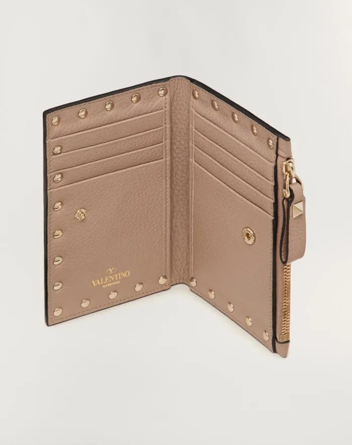 Valentino Wallets And Small Leather Goods Woman Rockstud Grainy Calfskin Cardholder With Zipper For Woman In Poudre Poudre Valentino Wallets And Small Leather Goods Woman Rockstud Grainy Calfskin Cardholder With Zipper For Woman In Poudre Poudre