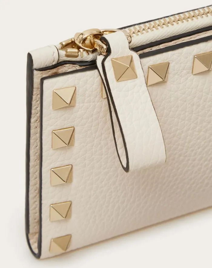 Valentino Wallets And Small Leather Goods Woman Rockstud Grainy Calfskin Cardholder With Zipper For Woman In Poudre Poudre Valentino Wallets And Small Leather Goods Woman Rockstud Grainy Calfskin Cardholder With Zipper For Woman In Poudre Poudre