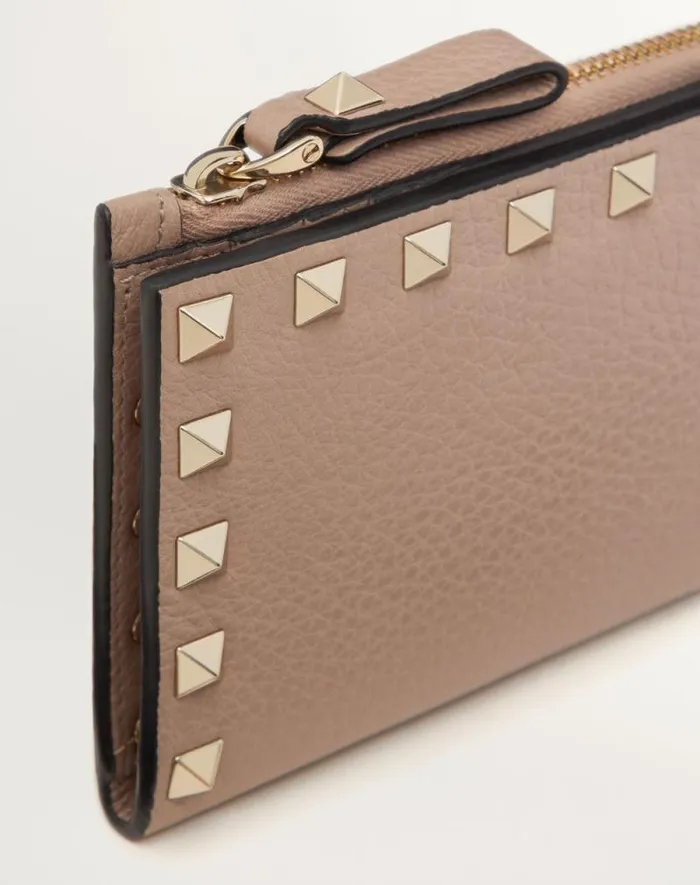 Valentino Wallets And Small Leather Goods Woman Rockstud Grainy Calfskin Cardholder With Zipper For Woman In Poudre Poudre Valentino Wallets And Small Leather Goods Woman Rockstud Grainy Calfskin Cardholder With Zipper For Woman In Poudre Poudre