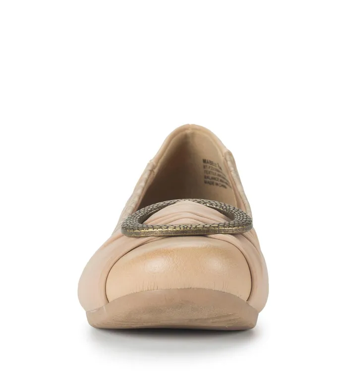 Women Baretraps Flats and Loafers Mabely Flat Camel