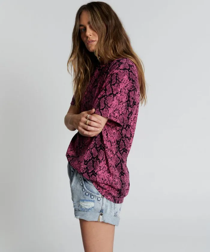 Women SNAKE HAND PRINTED ORGANIC CREW TEE One Teaspoon Organic Tees Women SNAKE HAND PRINTED ORGANIC CREW TEE One Teaspoon Organic Tees